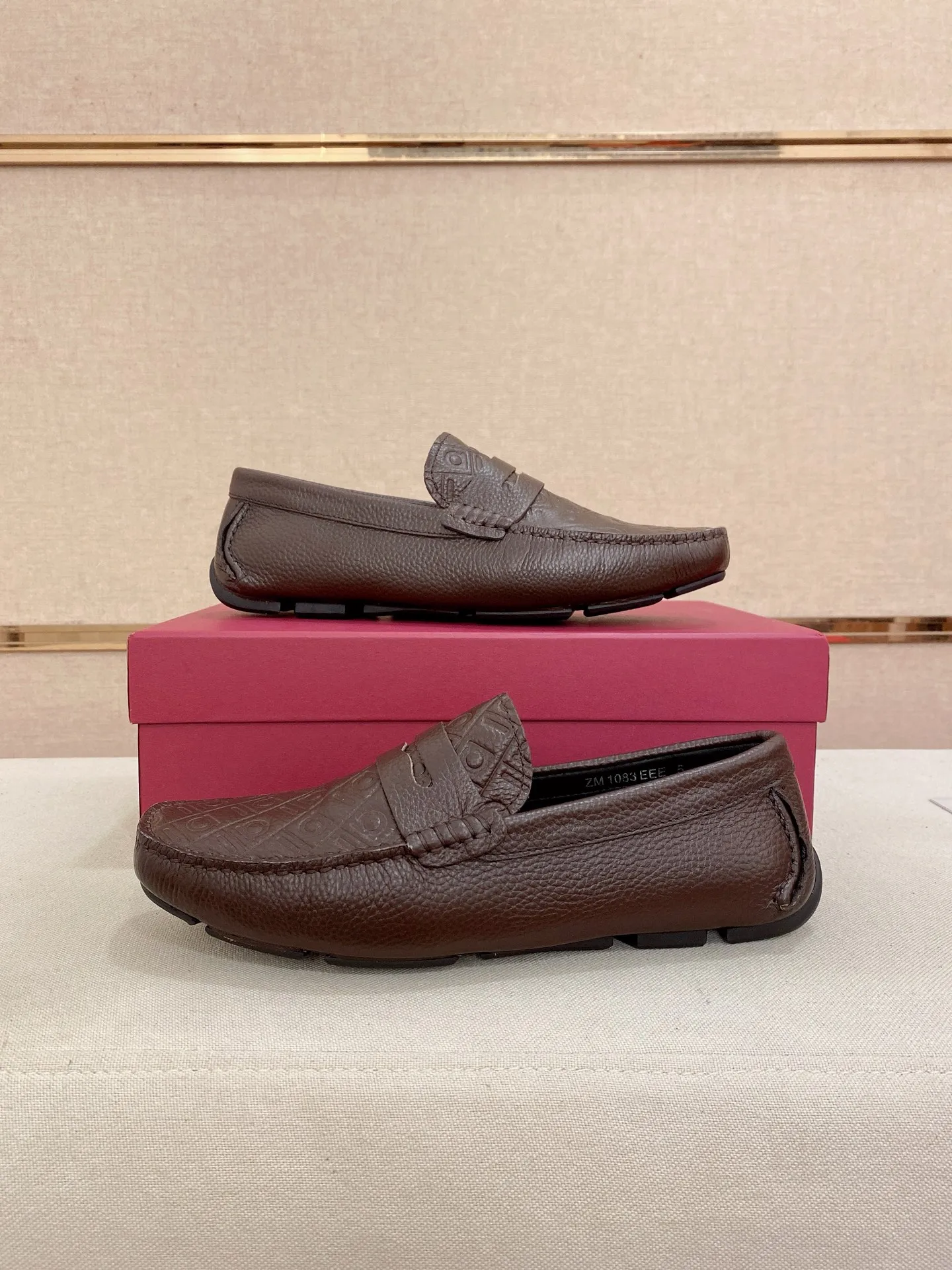 Men's shoes💰: 560💰High-end quality! Ferragamo🆕🆕Exclusive hot-selling products in stock🔥🔥New products on the shelves, high-quality Ferragamo men's pea shoes, high-end casual driving shoes, with complete packaging! 💪 💪 Material: imported first-layer pebbled cowhide 🐂 + imported high-quality water-dyed cowhide lining + wear-resistant outsole 👍🏻👍🏻 Features: high-end and comfortable, purely handmade 🚀 🚀 Create the perfect shoe that suits you best 🔥 🔥 Size: (38-44) 45 standard size can be customized!